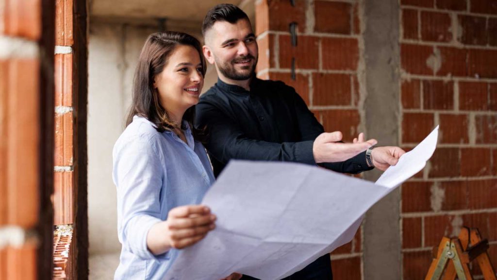 Mujer recibiendo su apartamento