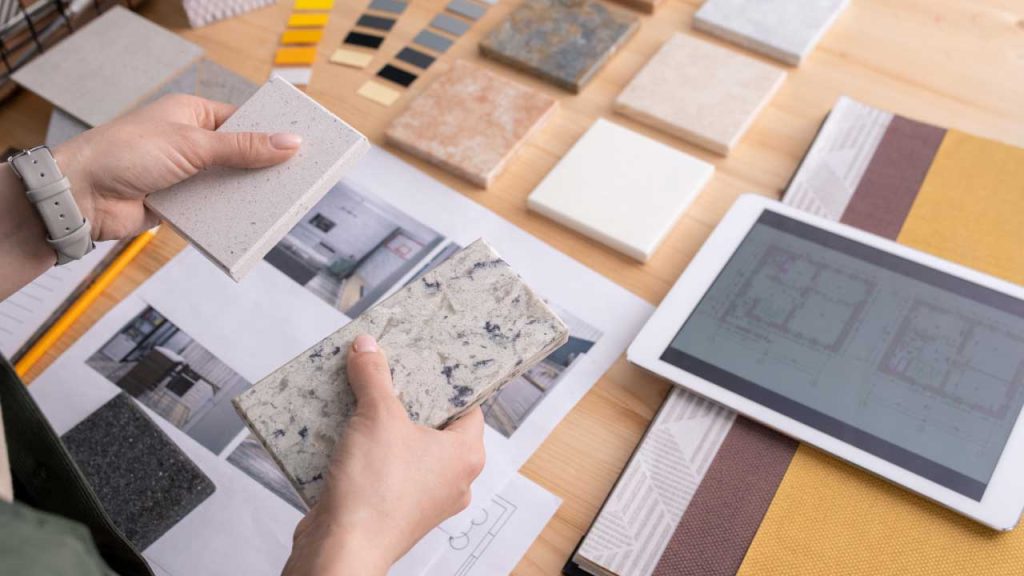 Persona escogiendo los materiales para la remodelación de su apartamento