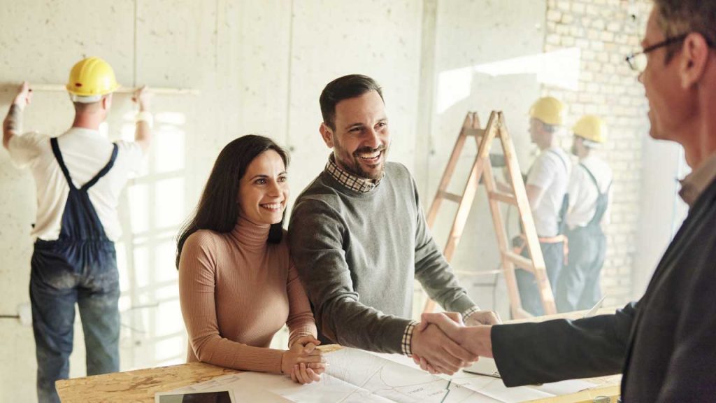 Pareja contratando servicios de construcción y remodelación