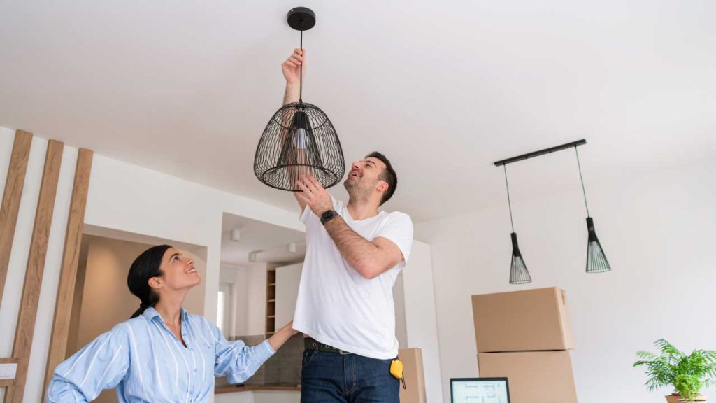 Pareja instalando utilidades en su hogar