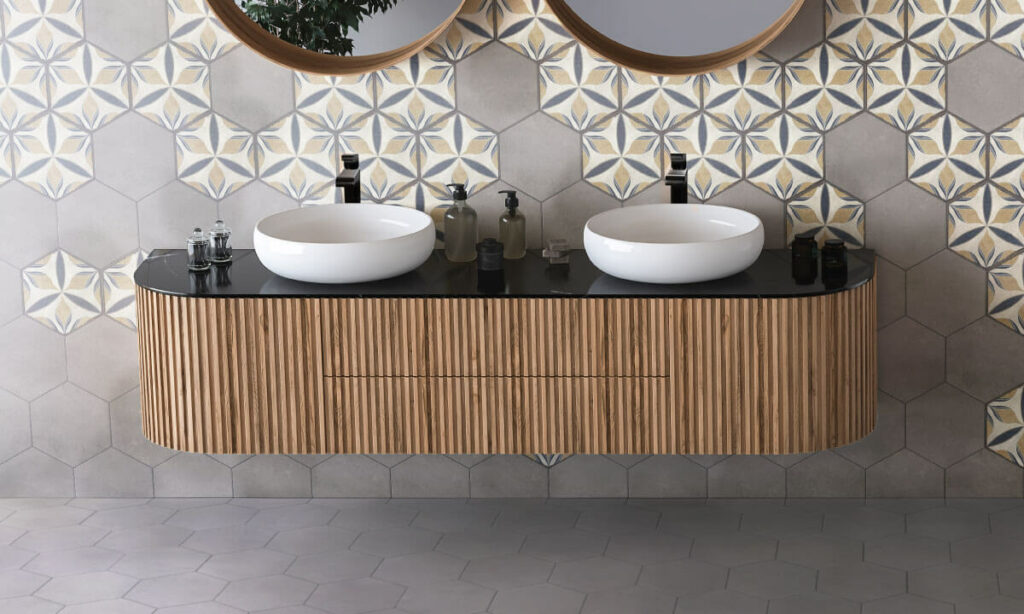 Ambiente baño Corona con decorados hexagonales Celta y Cemento Gris