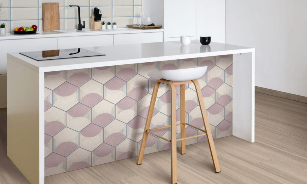 Ambiente cocina Corona con decorado hexagonal Marden rosado en barra