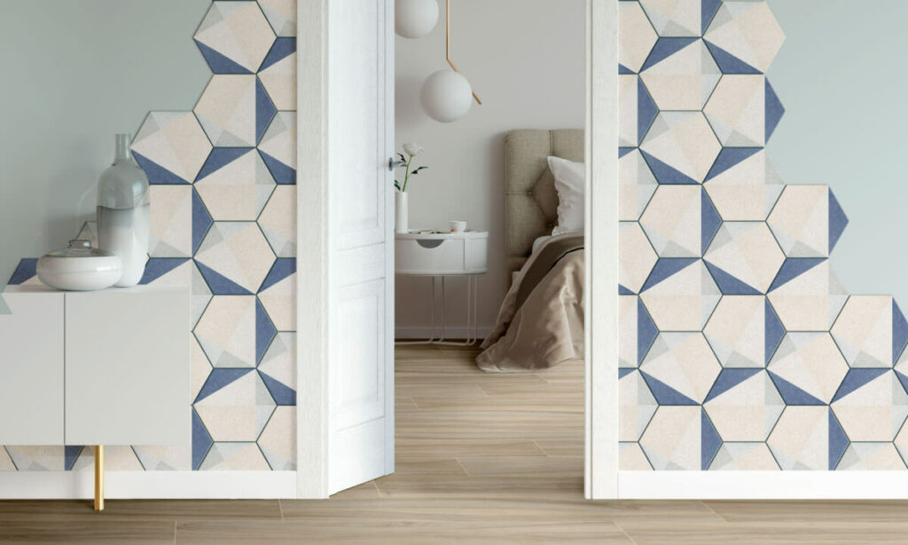 Ambiente Corona con decorado hexagonal Marden azul en el marco de la puerta