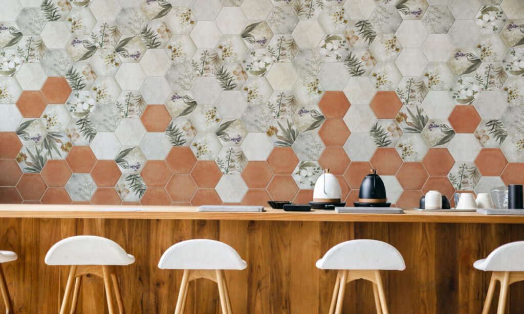 Ambiente Corona con hexágonos Cotto y Hierbabuena en pared.