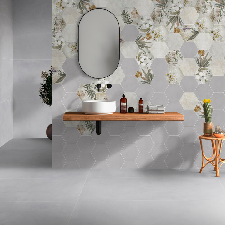 Ambiente baño Corona con piso Manet gris claro y hexágonos Hierbabuena y Cemento en paredes.