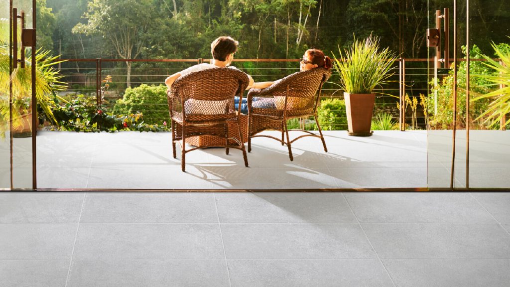 Ambiente sala corona con piso Vancouver instalado en interior y exterior.