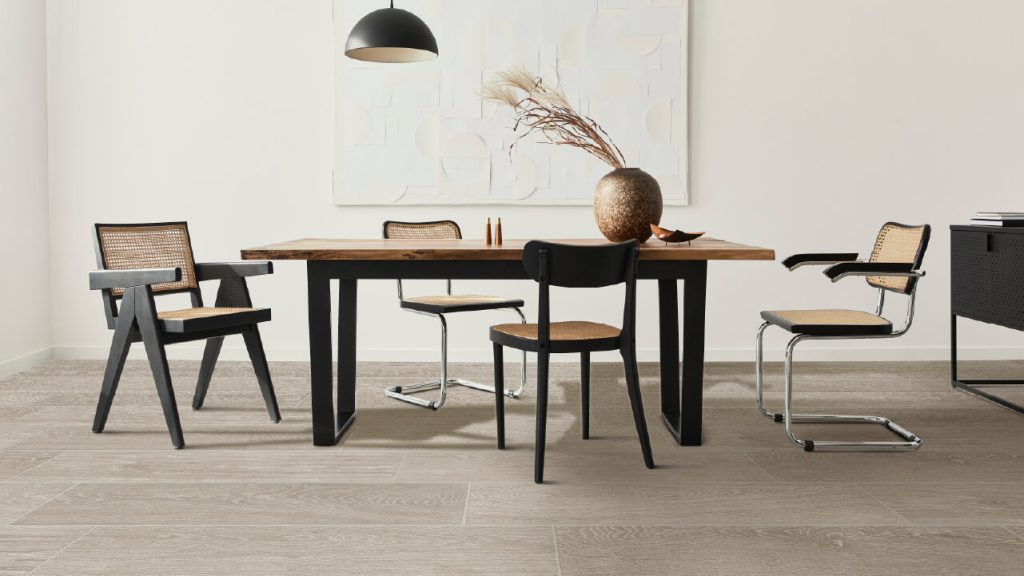 Ambiente comedor Corona con piso piso PORCELANATO® Timber multitono.