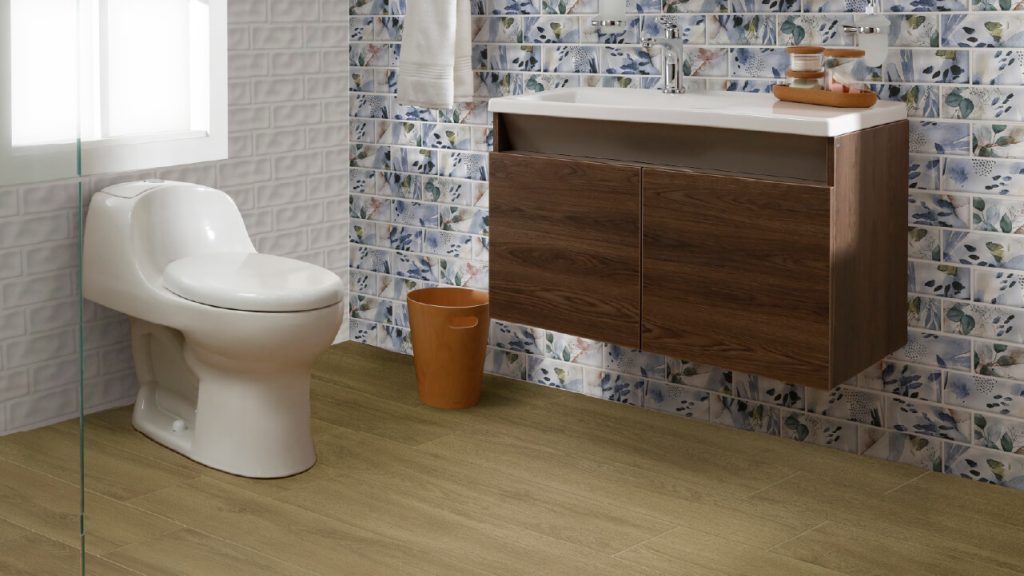 Ambiente baño Corona con piso Nordik café.