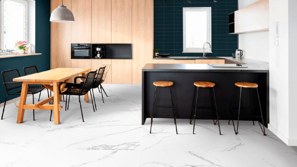 Ambiente cocina Corona con piso PORCELANATO® Greco.