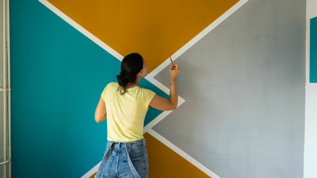 Mujer remodelando su hogar con Corona