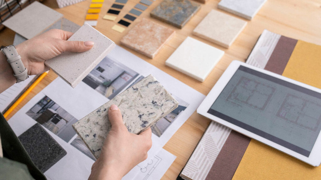 Persona escogiendo los materiales para su remodelación