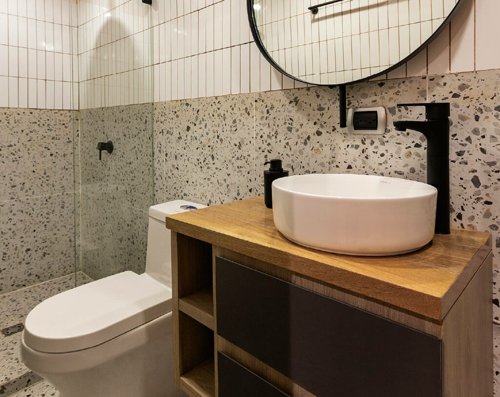 Ambiente baño con grifería Greta y sanitario Burgos Corona