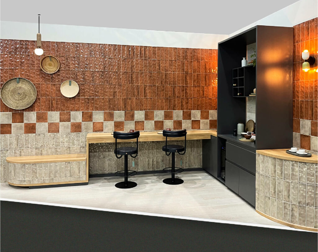 Cocina con Bricks y baldosas de la colección Origen color Arena y Terracota.