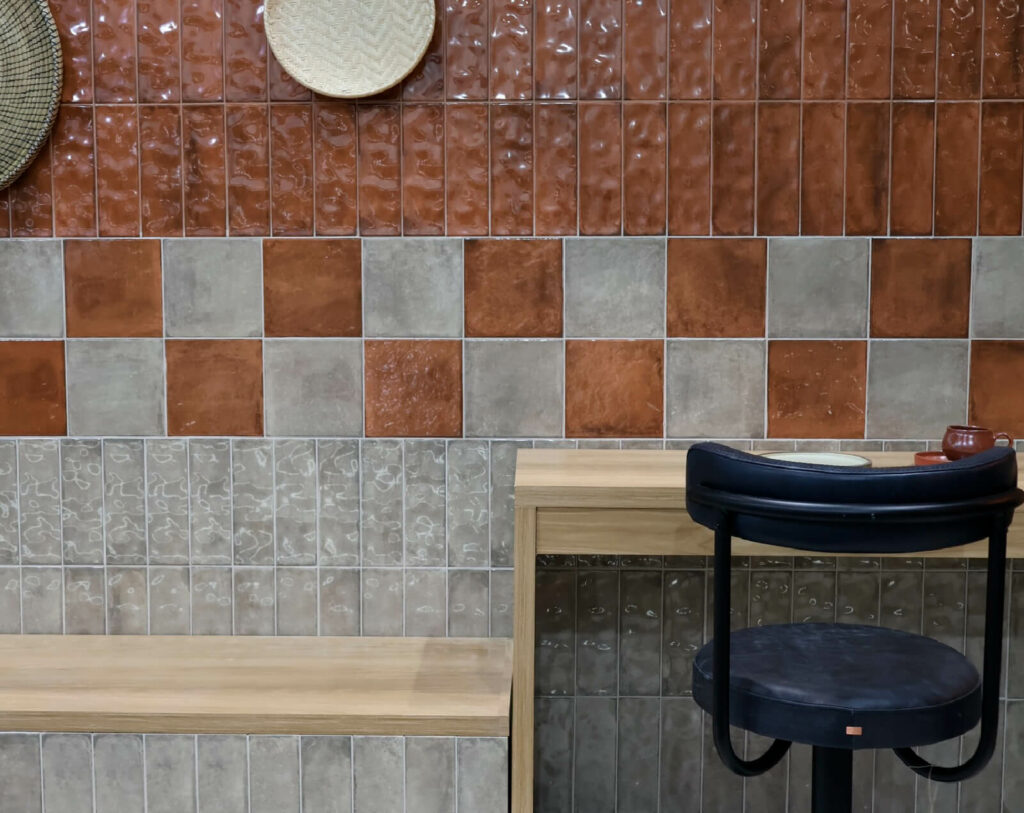 Detalle pared cocina con bricks y baldosas color arena y terracota.