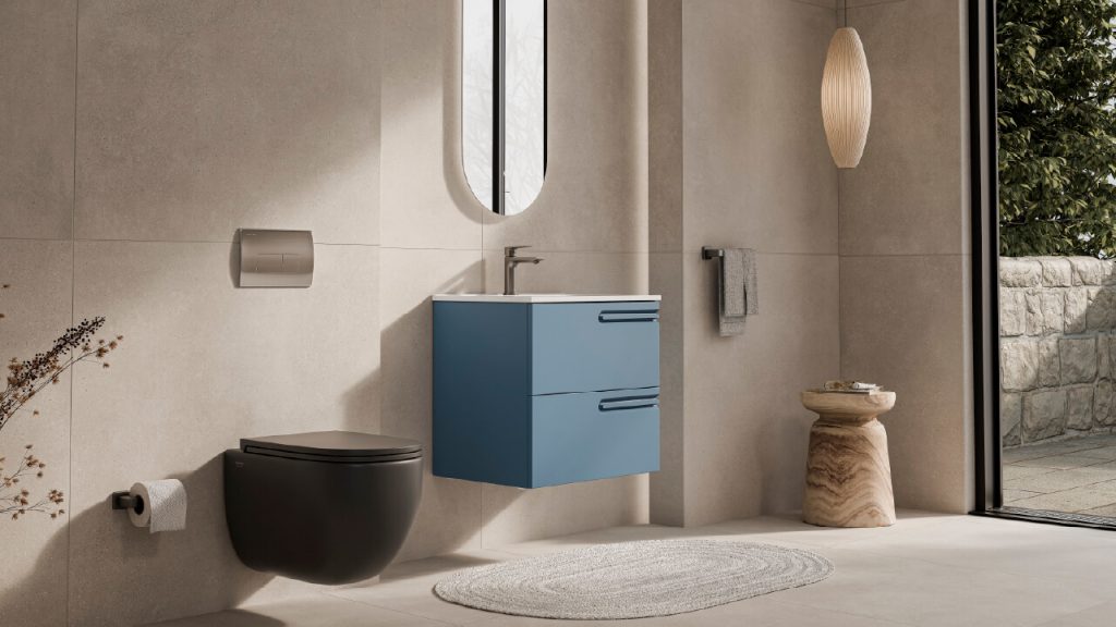 Ambiente baño Corona con piso Porcelanato® Rectificado Botticelli Marfil, sanitario Loto negro y mueble Loto azul 60 cm.