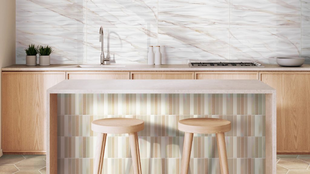 Ambiente cocina Corona con pared Davinci Blanco, piso pared hexágono Sándalo y mosaico Soul beige en barra.