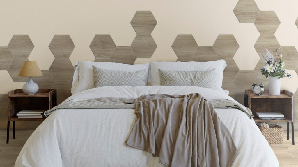 Ambiente habitación Corona con piso pared hexágono Sándalo instalado en el cabecero.