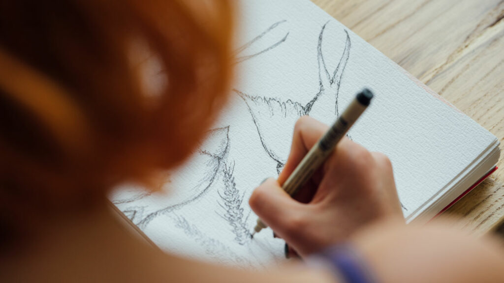 4. Bosqueja tu diseño sobre papel