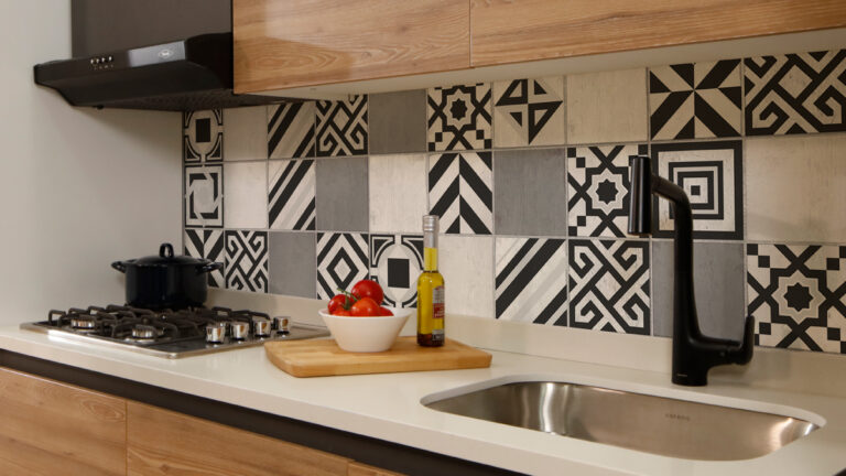 Ambiente Corona cocina con salpicadero geométrico. Ambiente Corona baño minimalista