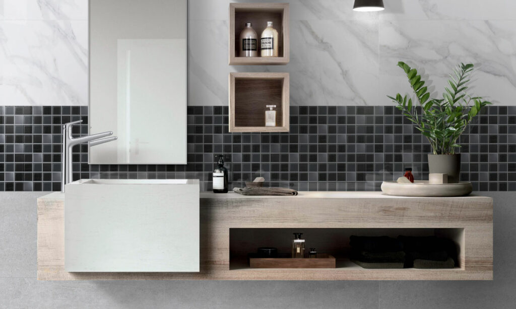 Ambiente Corona con pared Plana Atenea blanco, pared Harlem gris, piso Metropoli gris y grifería para lavamanos Monocontrol Liquid alta