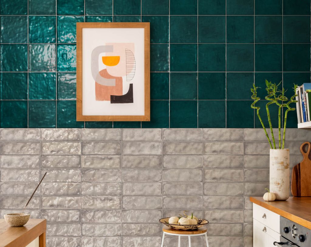 Ambiente cocina Corona con decorado Origen color petróleo y arena para pared