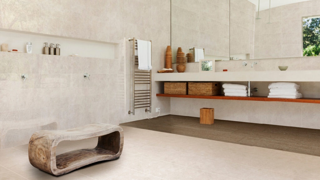 Ambiente baño Corona con piso Arabia beige, pared Tabay Beige y piso Porcelanato Chicago Café