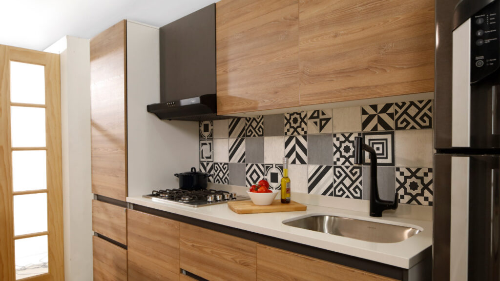 Cocina con salpicadero moderno y geométrico