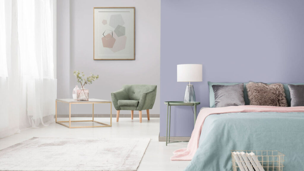 Ambiente Corona con pintura en tono Lavish Lavender 2T1-5 y guardaescobas madera Cenizo Gris.