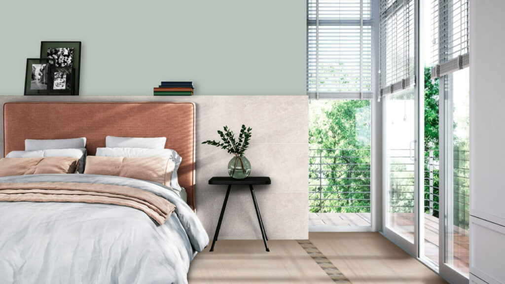 Ambiente Corona con cenefa Acacia Café en piso, pared en tono Faded Green 5M1-3 y piso Selene Marfil.