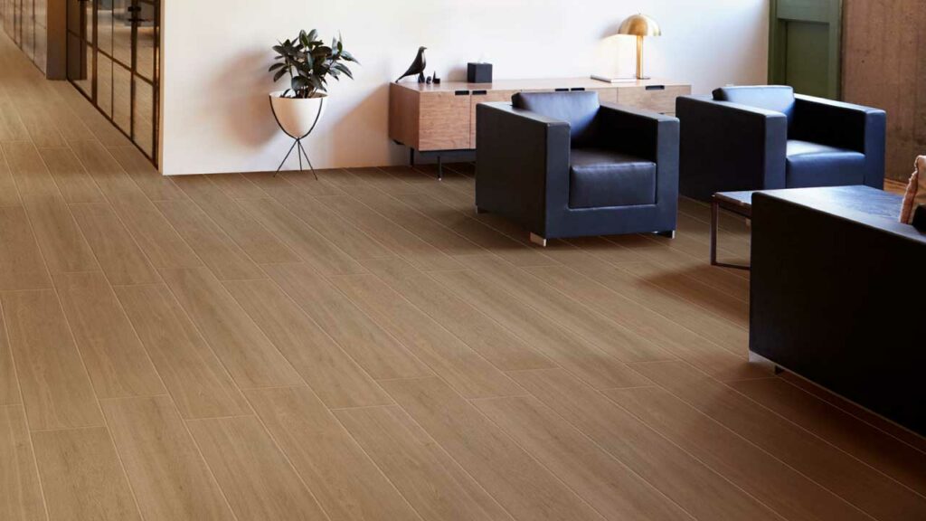 Ambiente Corona con piso Porcelanato Chicago café
