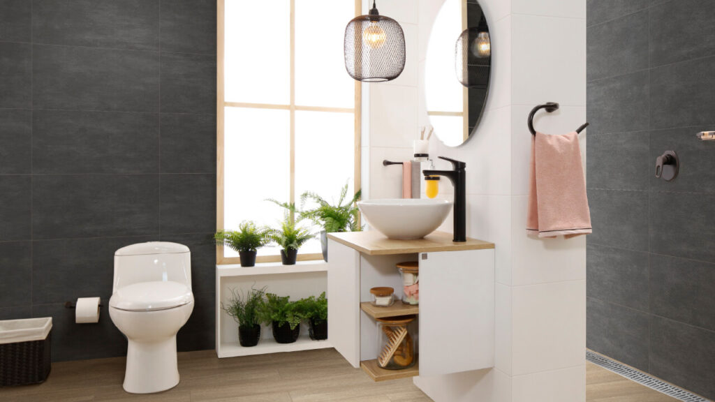 Ambiente baño Corona con sanitario Smart_single, Mueble Plus Vessel y Grifería Monocontrol Koral Alta Mate Black