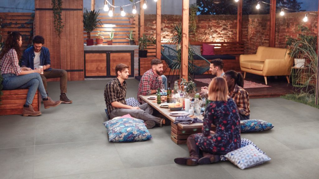 Ambiente terraza Corona con piso PORCELANATO® Stellar Marfil.