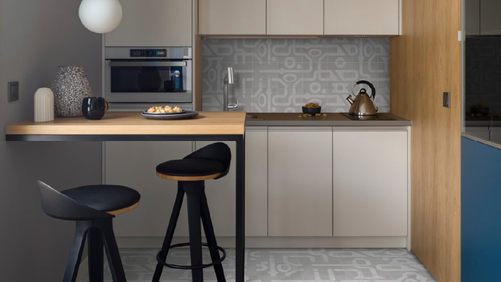 Ambiente cocina Corona con decorado Escape gris en pared y piso.