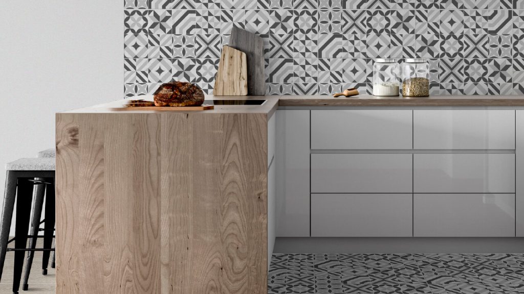 Ambiente cocina Corona con decorado Modena gris en pared y piso.