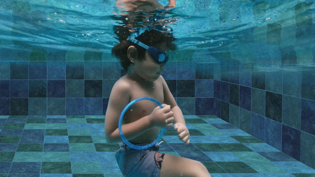 Ambiente Corona con revestimientos Tahoe verde y azul multitono al interior de la piscina.