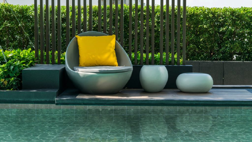 Ambiente Corona con revestimientos Tahoe verde al interior del pozo de la piscina. Aplican para zonas húmedas, no aplican para pisos exteriores.