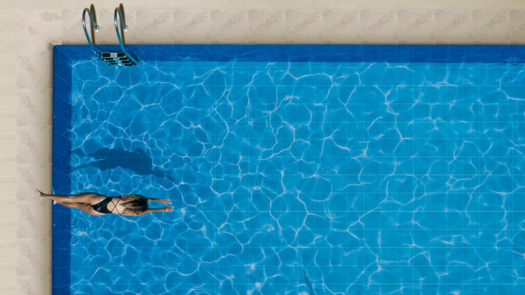 Ambiente Corona con pared Barbados azul al interior del pozo de la piscina. Aplica para zonas húmedas, no aplica para pisos exteriores.