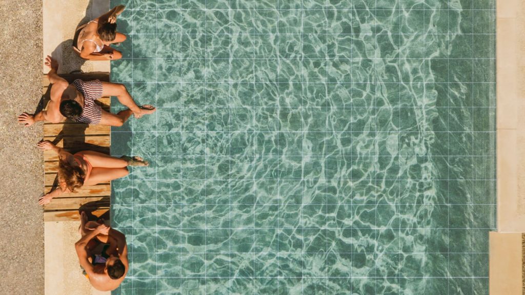 Ambiente piscina con pared Barbados verde al interior de la piscina. Aplica para zonas húmedas, no aplica para pisos exteriores.