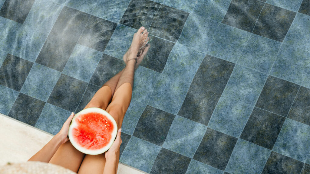 Ambiente piscina con revestimientos Tahoe azul oscuro y claro para el interior de la piscina.