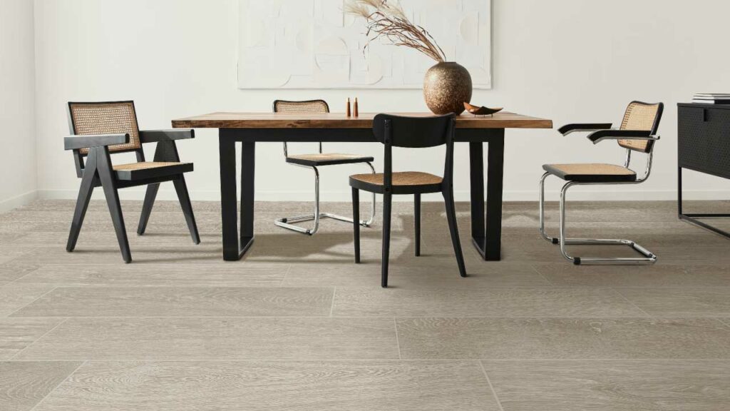 Ambiente comedor Corona con piso Porcelanato Timber Cenizo.