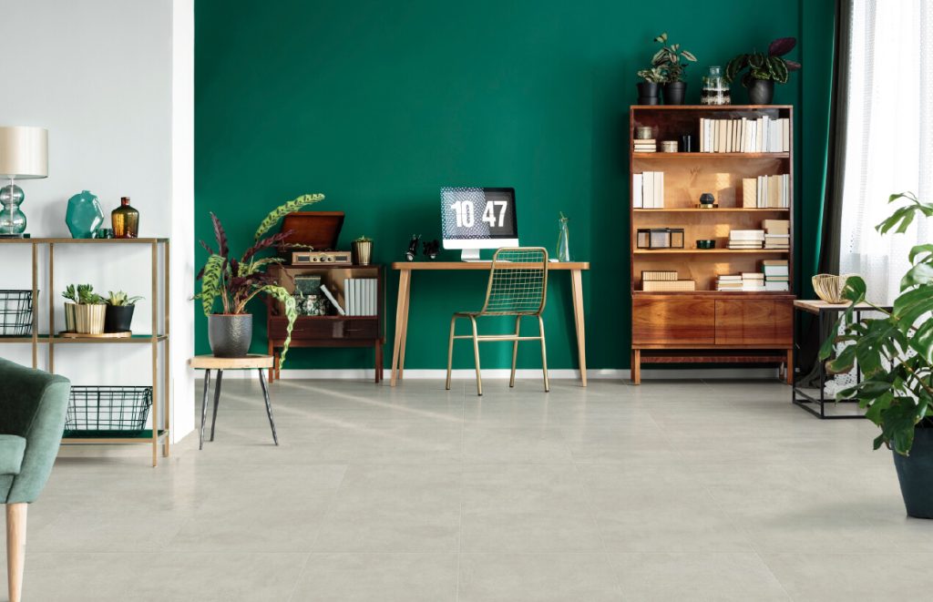 Ambiente sala Corona con piso Porcelanato marfil.