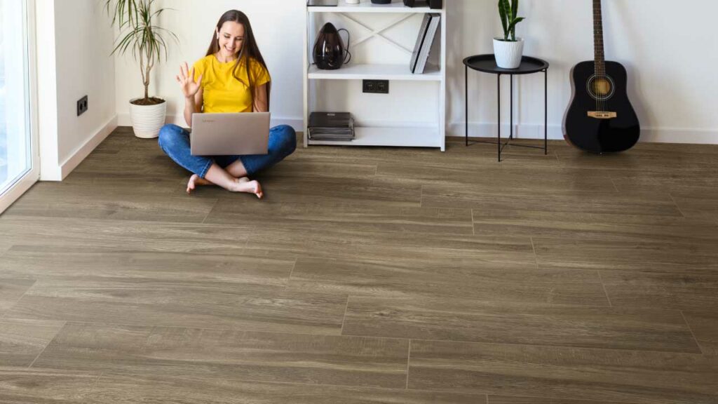 Ambiente sala Corona con Piso Porcelanato Solari café.