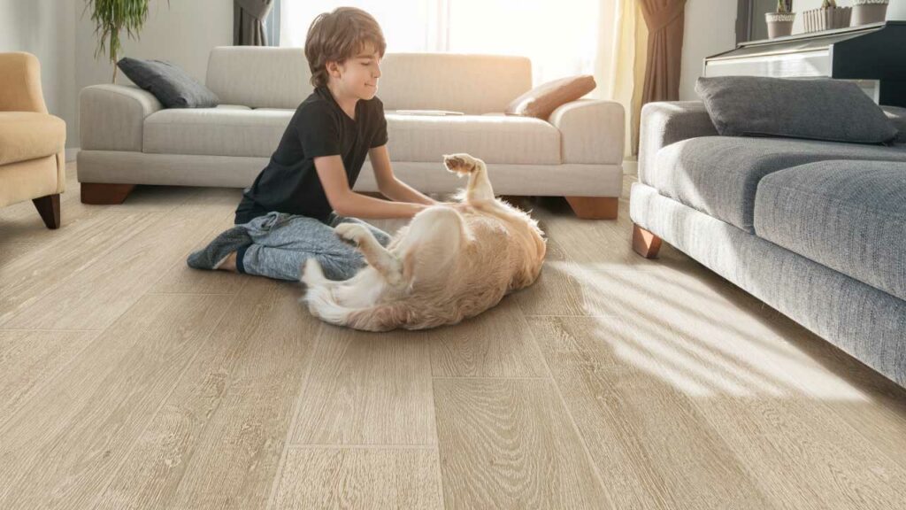 Ambiente sala Corona con piso Porcelanato Timber beige.