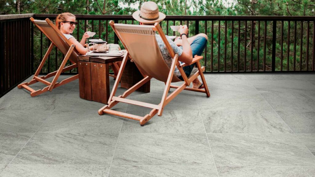 Ambiente terraza Corona con Piso Porcelanato Quarx gris.
