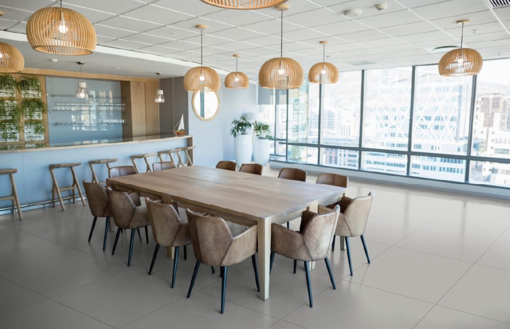 Ambiente comedor Corona con piso Porcelanato Atlanta gris.