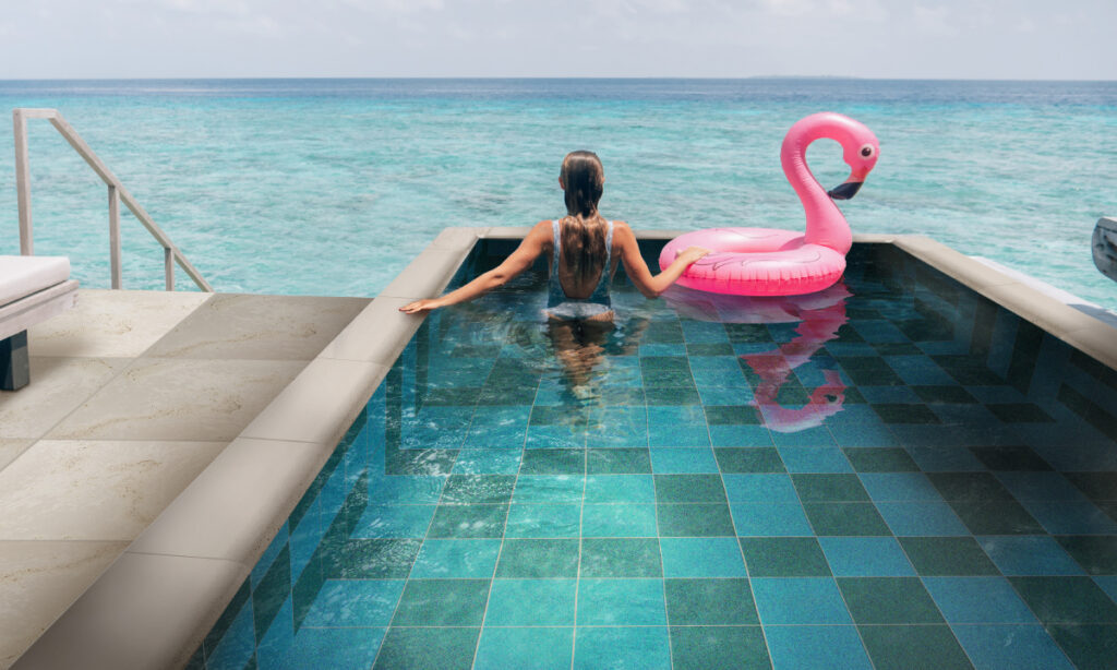 Ambiente Corona con revestimientos Barbados agua marina y turquesa en el interior de la piscina. Aplican para zonas húmedas, no aplican para pisos exteriores.