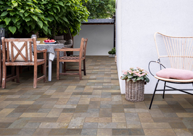 Ambiente exterior para patios con tonos blancos