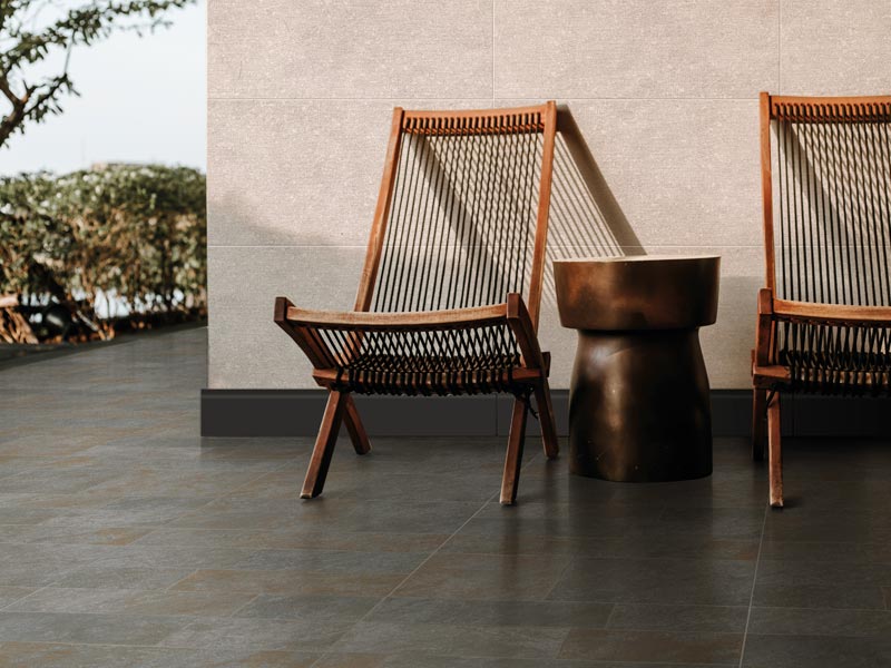 Ambiente exterior con pisos color mate