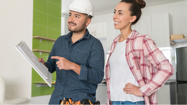 Cliente recibiendo asesoría de remodelación con Corona